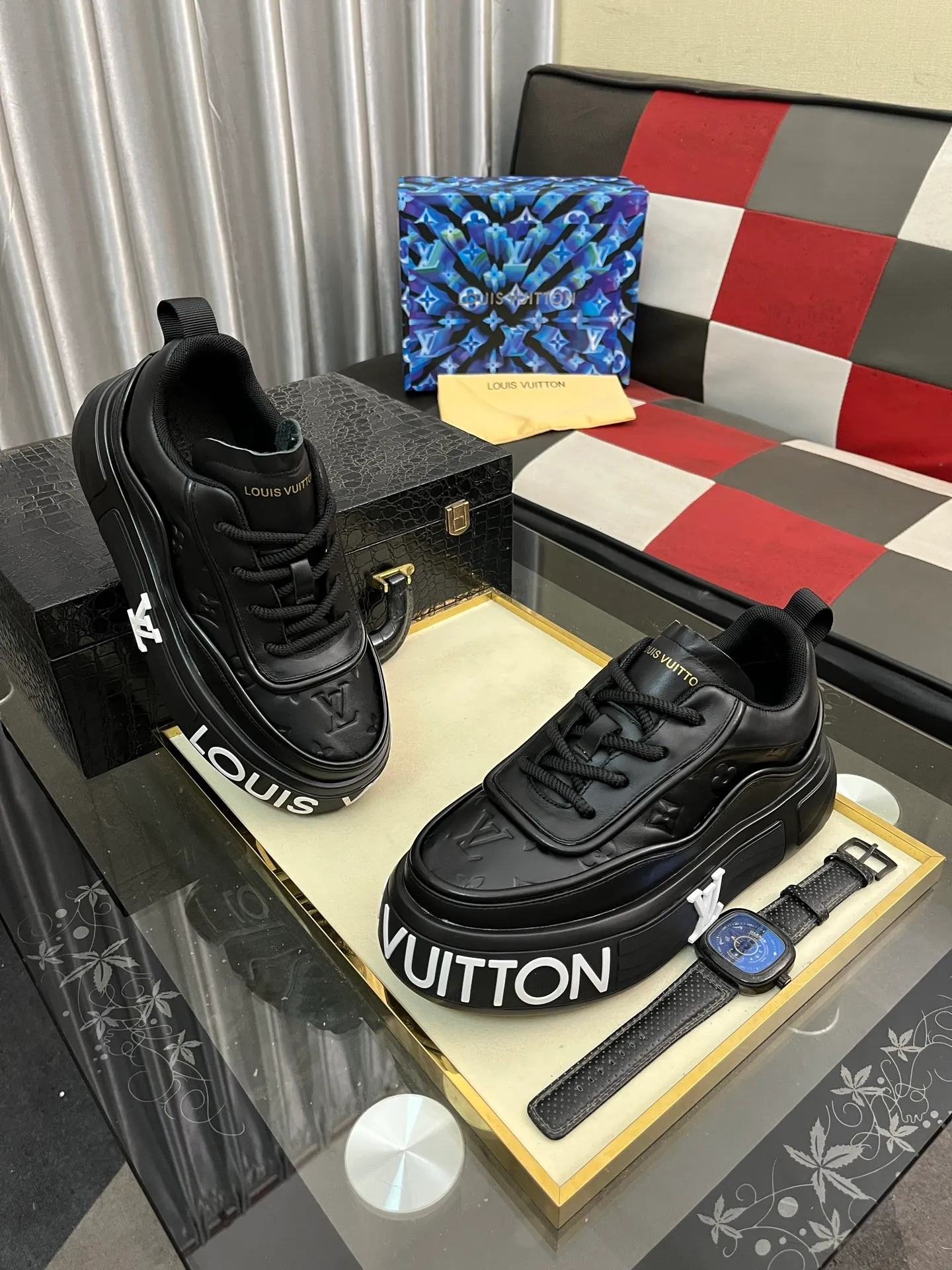 Men's shoes 💰560⌚️⌚️【LOUlS VUlTTON】Louis Vuitton ~ unique and casual style. LV counter purchasing 🏃casual shoes😍😍 Men's 2025 counters are on sale simultaneously, Italian imported brands select first-layer Italian cowhide. Cowhide leather lining (refuses to discolor and grind feet) Code number: 38-44 4⃣️colors available